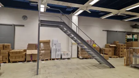 schodiste se zabradlim a podestou